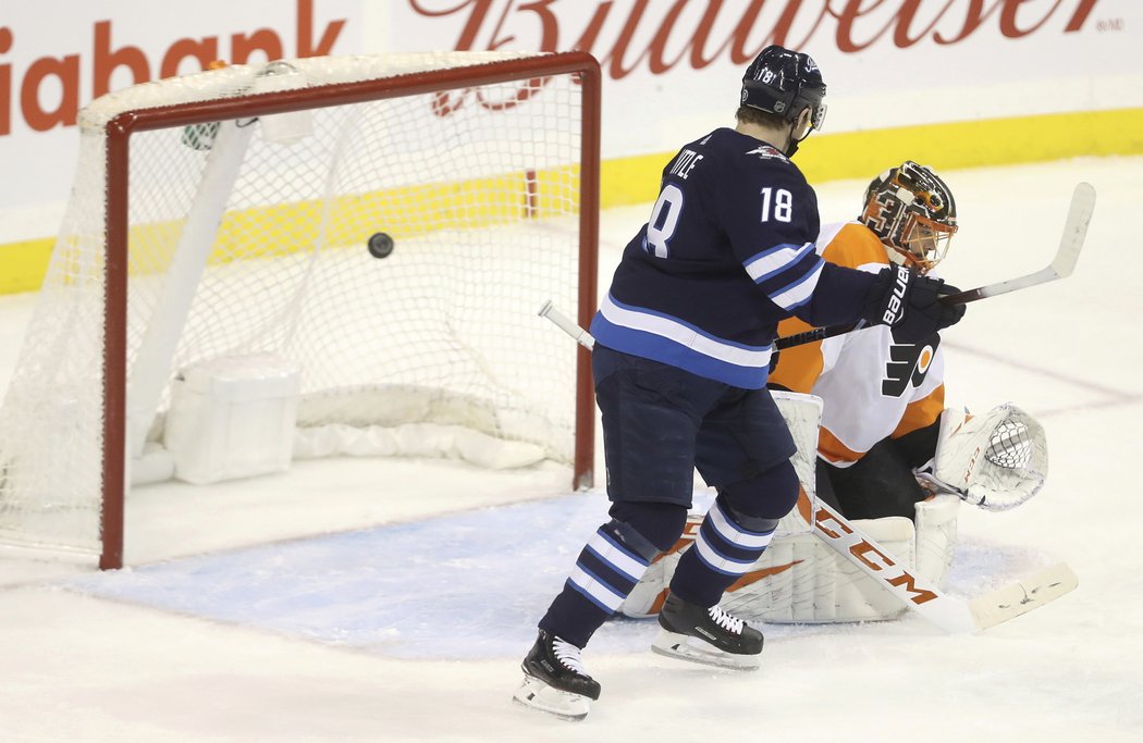 Michal Neuvirth byl ve svém druhém startu sezony ve 28. minutě za stavu 1:3 střídán, ale Philadelphii změna nepomohla a ve Winnipegu podlehla 1:7.