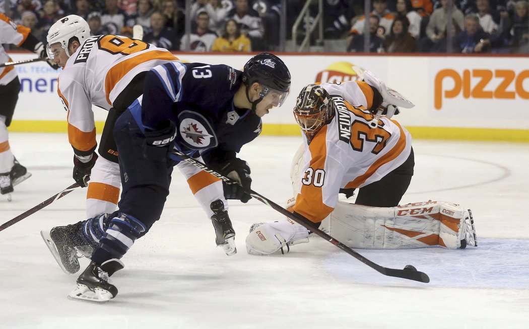 Michal Neuvirth byl ve svém druhém startu sezony ve 28. minutě za stavu 1:3 střídán, ale Philadelphii změna nepomohla a ve Winnipegu podlehla 1:7.