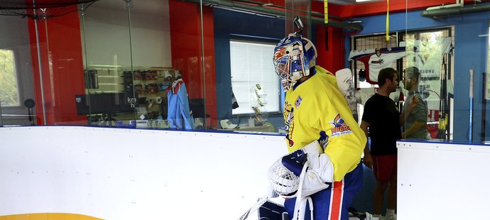 Michal Neuvirth vjíždí na umělý led tréninkového HFL centra