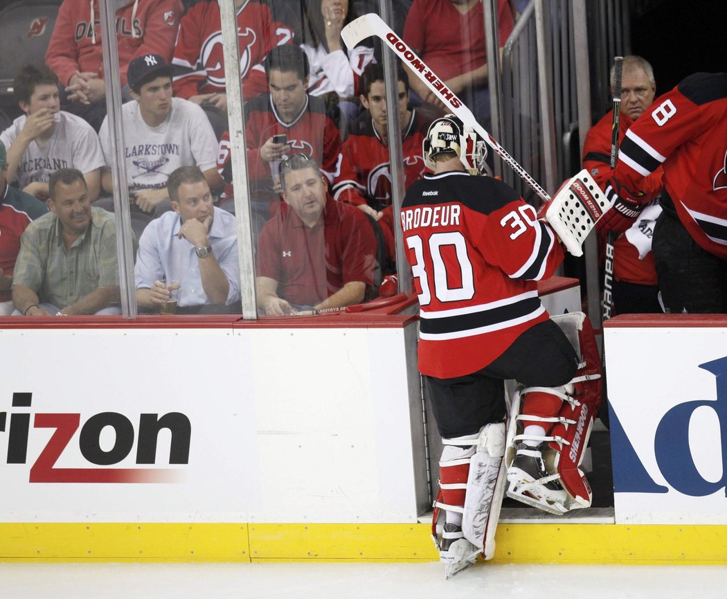 Martin Brodeur po třech inkasovaných gólech z dvanácti střel střídal.