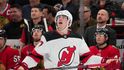Šimon Nemec sleduje opakovačku svého gólu proti Chicagu