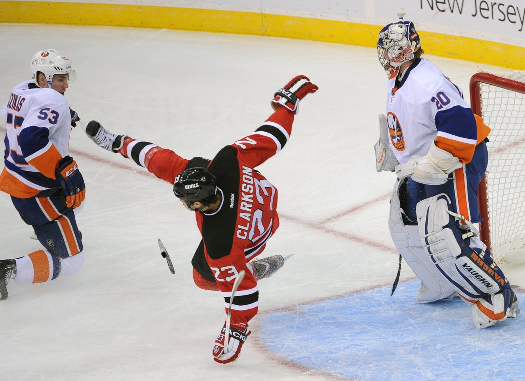 David Clarkson to zkouší na Nabokova v bráně Islanders trochu jinak.