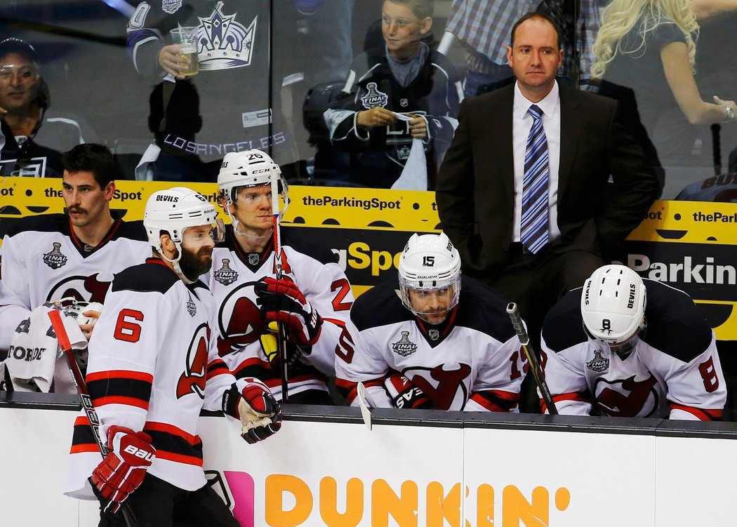 Peter DeBoer na střídačce Devils už tuší, že letos Stanley Cup slavit nebude. Stejně tak to věděli i Eliáš se Sýkorou.