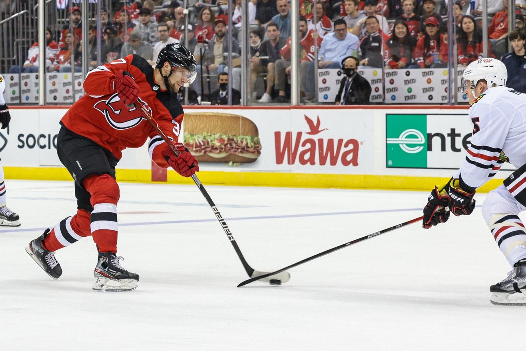 Pavel Zacha během střeleckého pokusu proti Chicagu