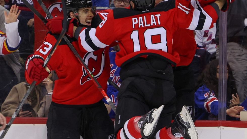 Ondřej Palát sdílí radost se spoluhráči z New Jersey v sedmém utkání prvního kola proti Rangers