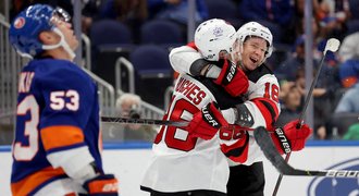 Palát v NHL přispěl k divočině při výhře Devils. Jiříček drží místo v týmu