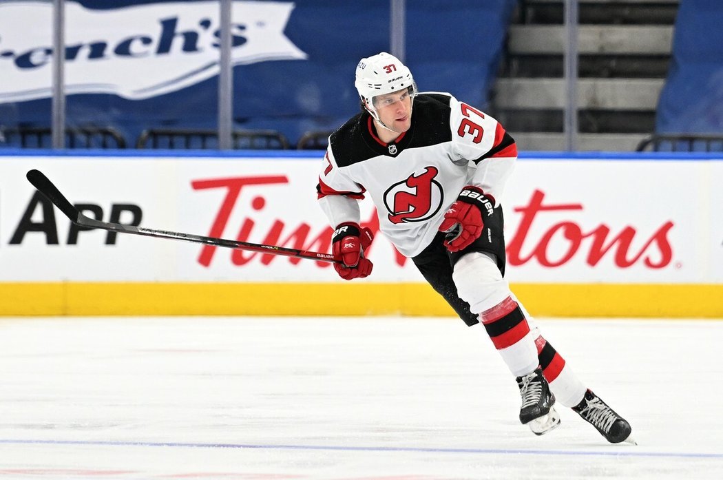 Český útočník Pavel Zacha poprvé v NHL mění dres. Z New Jersey míří do Bostonu