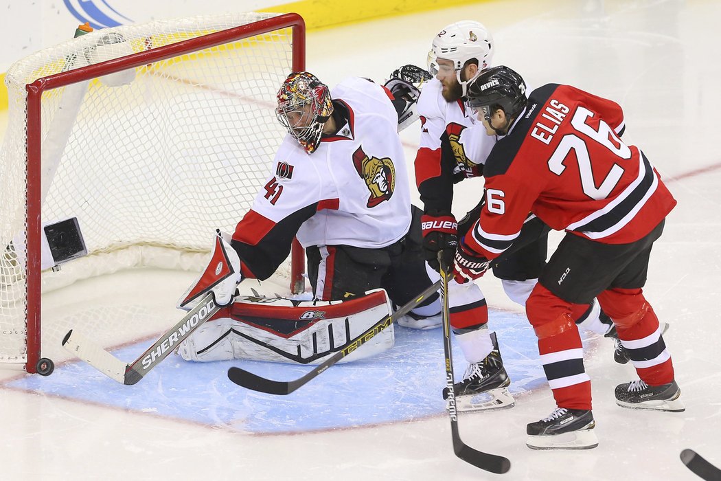 Zmar hokejistů New Jersey v NHL nebere konce. Devils prohráli ve středečním utkání s Ottawou 0:2, přestože přestříleli soupeře v poměru 34:16, a připsali si pátou porážku v řadě. Rozhodující gól vstřelil už ve 3. minutě v přesilové hře Kyle Turris, jenž sekundu před závěrečnou sirénou přidal druhý gól do prázdné branky při power-play domácích.