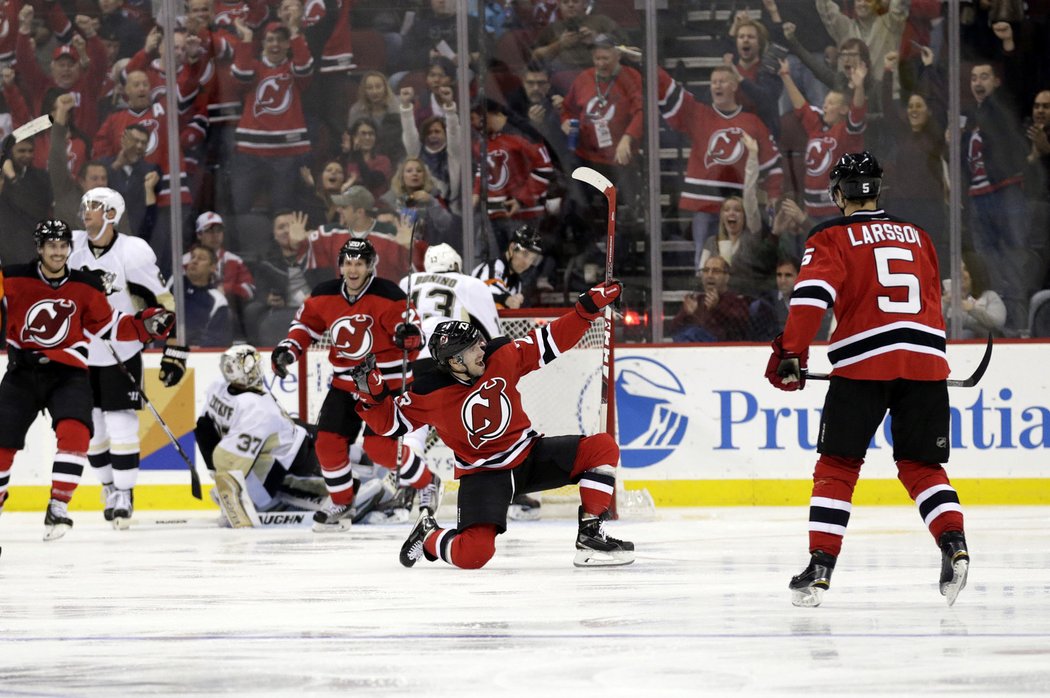 Bobby Farnham slaví gól do sítě Pittsburghu. Za ten ještě před pár týdny nastupoval.