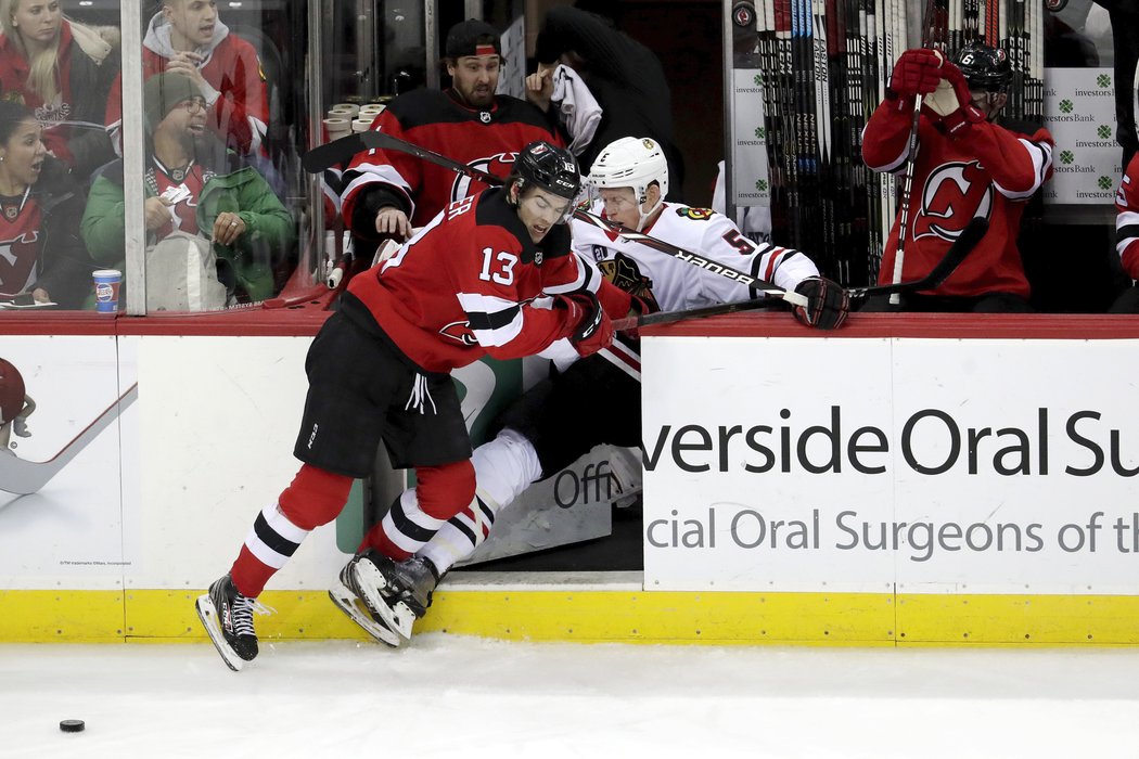 Nico Hischier nečekaně odeslal Connora Murphyho z Chicaga na svou střídačku