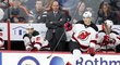 Útočník New Jersey Devils Jaromír Jágr jde na led v utkání s Philadelphií