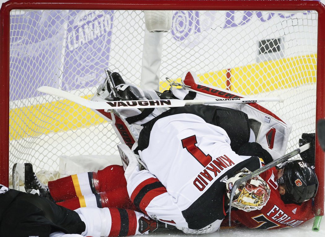 Pod brankářem Keithem Kinkaidem si ustlal útočník Micheal Ferland z Calgary