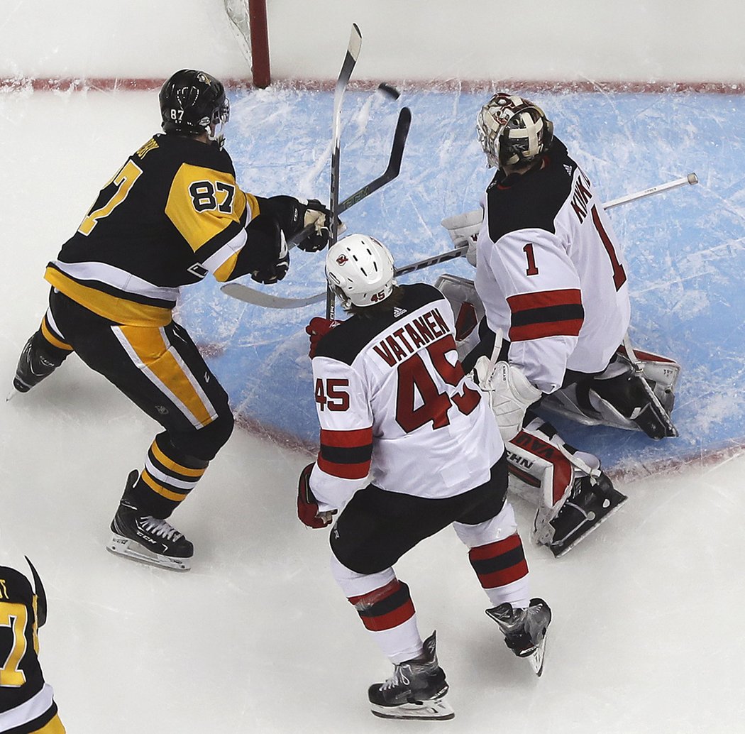 Keitk Kinkaid a Sami Vatanen jen přihlíží, jak Sidney Crosby posílá puk do klece Devils
