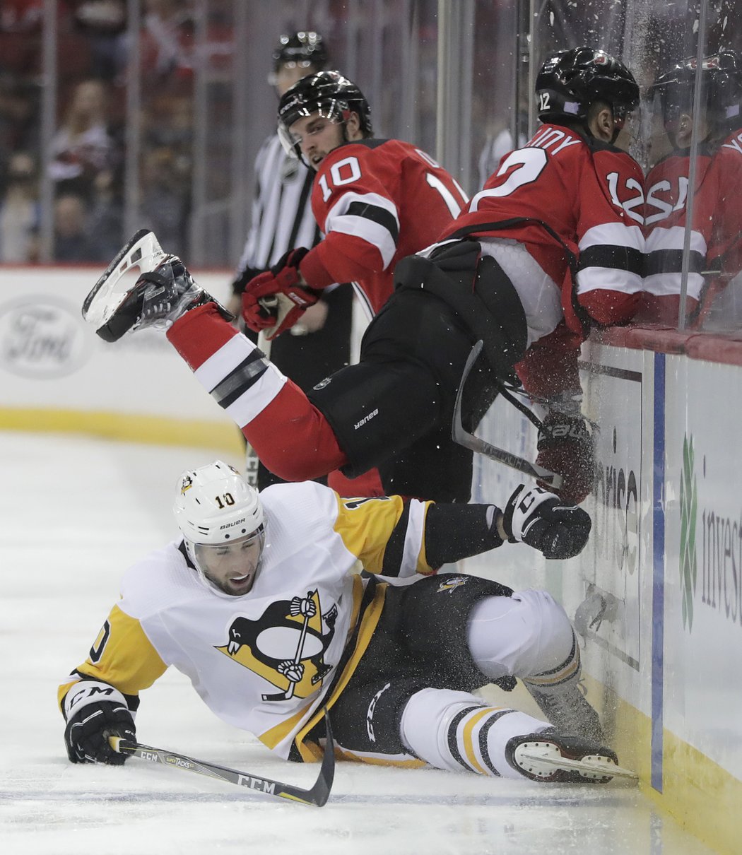 Těžko říct, jestli tenhle střet hůře odnesl Ben Lovejoy z New Jersey či Garrett Wilson z Pittsburghu