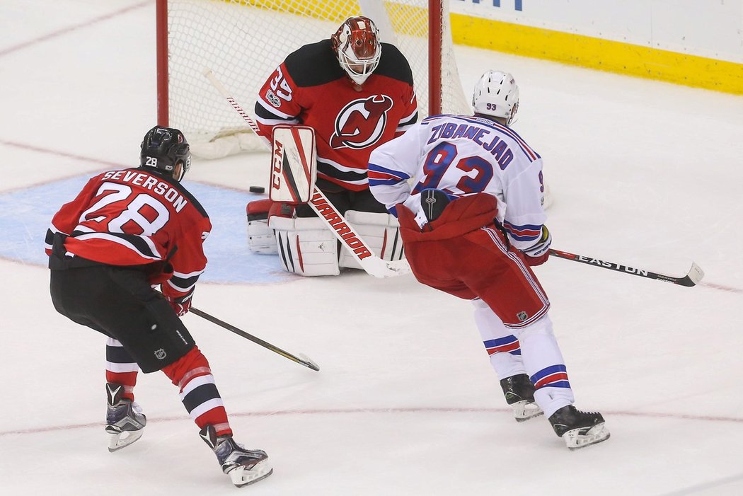 Mika Zibanejad střílí vítězný gól newyorského derby na ledě New Jersey