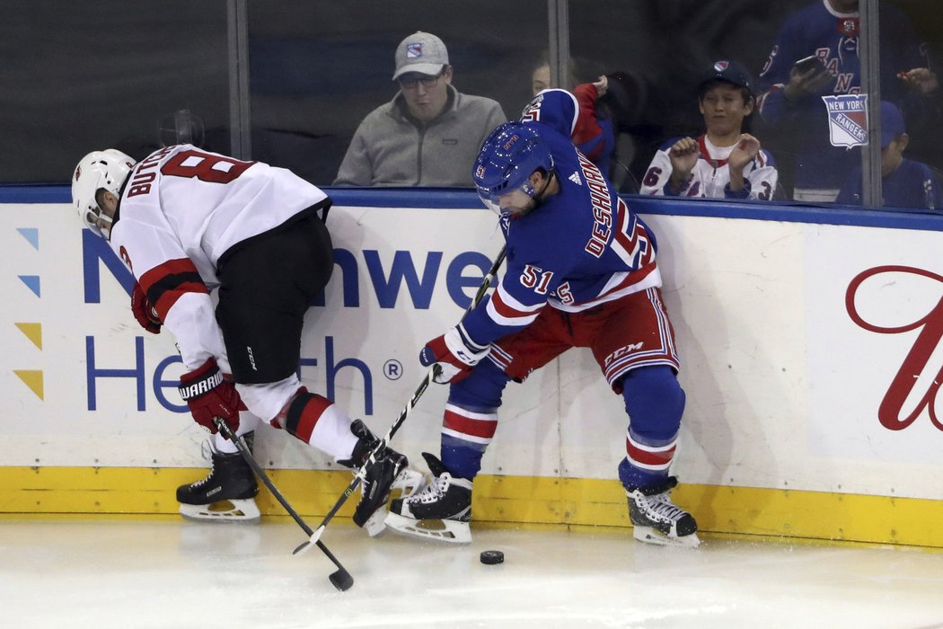 V sobotním derby proti New York Rangers si obránce Will Butcher připsal další dvě asistence