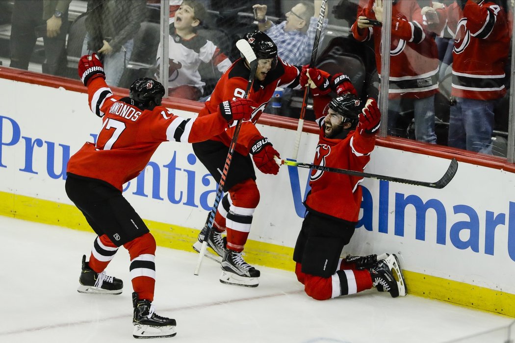 Kyle Palmieri z New Jersey slaví hattrick v síti Tampy Bay