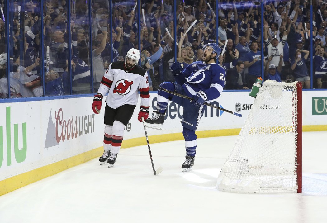 Ryan Callahan slaví poslední gól v sérii s Devils