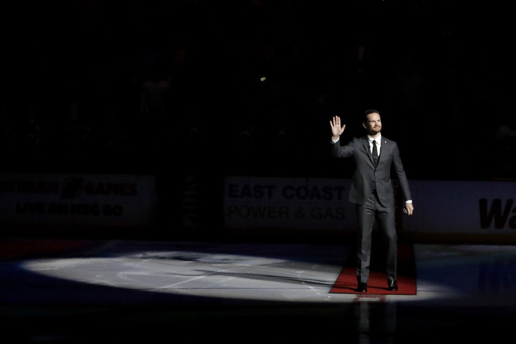 Patrik Eliáš mává necelým 14 tisícům fanoušků v Prudential Center v New Jersey