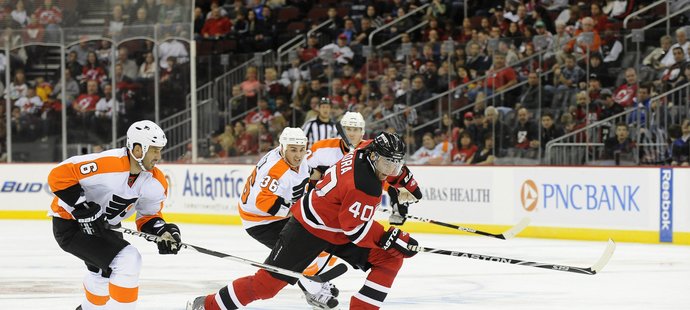 Petr Sýkora v dresu New Jersey Devils uniká Andreasu Liljovi z Philadelphie