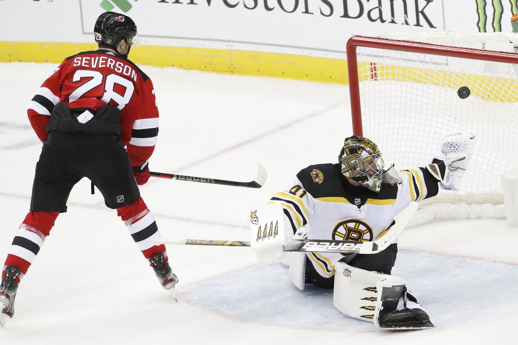 Obránce Damon Severson v nájezdech proti Bruins uspěl