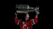 Petr Sýkora získal Stanley Cup také v dresu Devils, ale vinou zranění křepčil s Pohárem na ledě až o 20 let později...