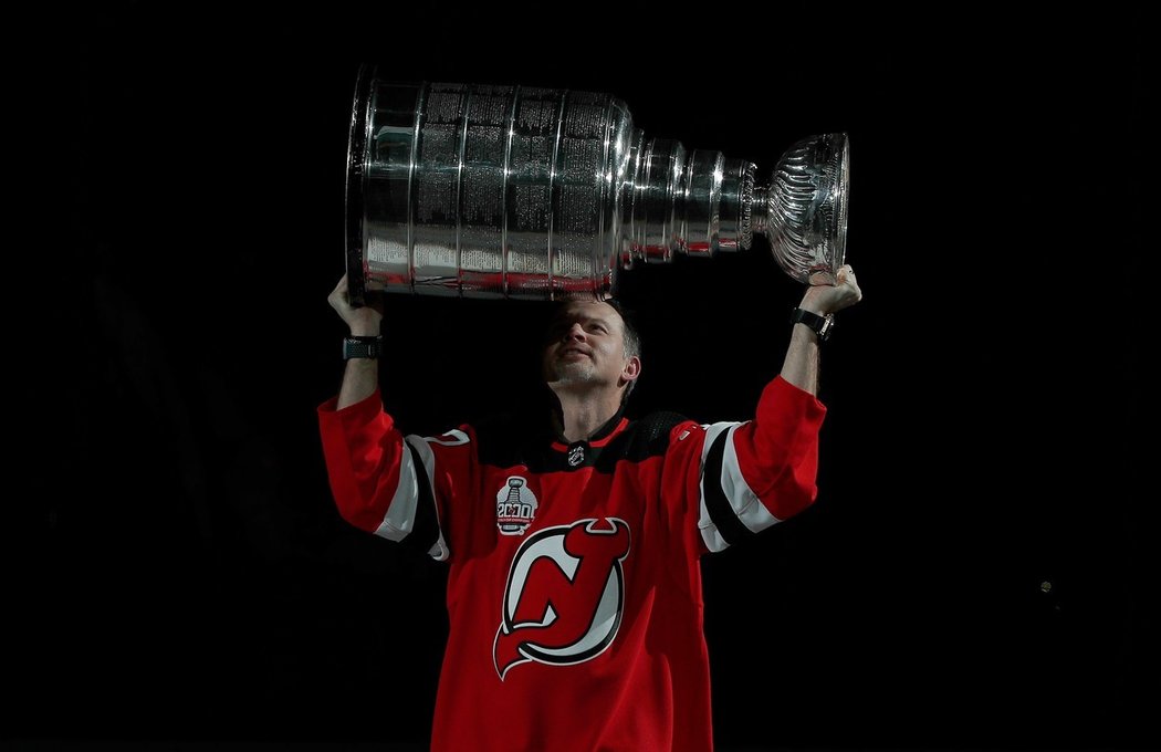 Petr Sýkora získal Stanley Cup také v dresu Devils, ale vinou zranění křepčil s Pohárem na ledě až o 20 let později...