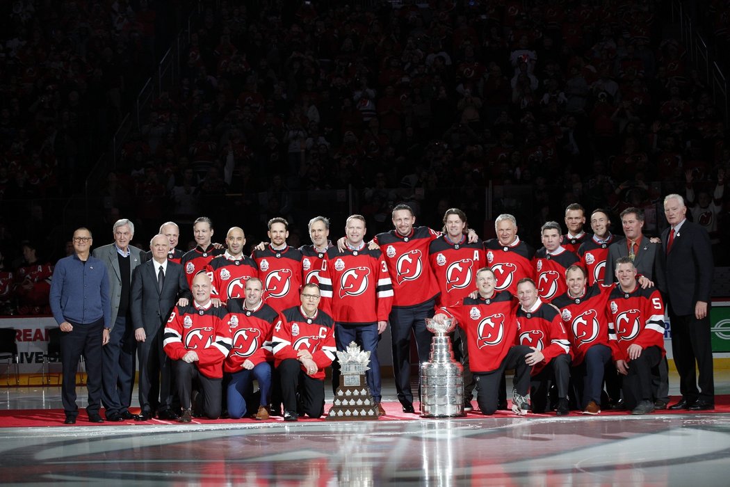 Vítězná parta New Jersey Devils z roku 2000 zdraví fanoušky