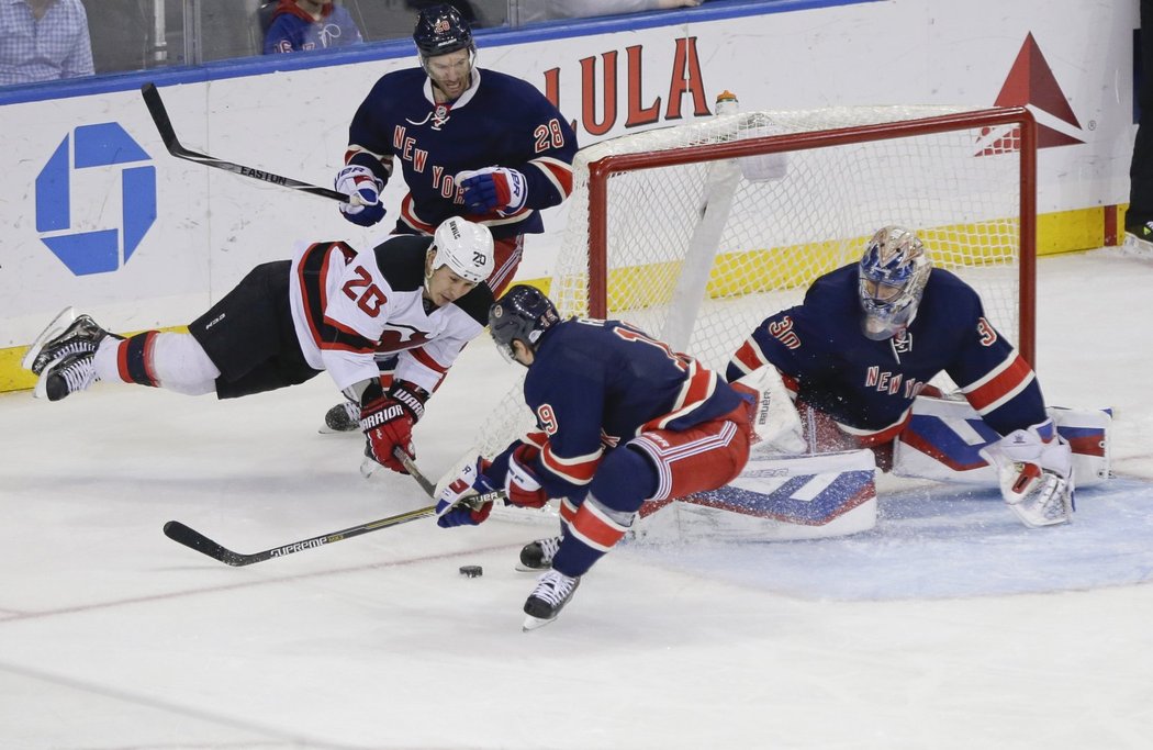 Bleskový zákrok betonem vystřihl Henrik Lundqvist a zastavil střelu z otočky Jordina Tootooa.