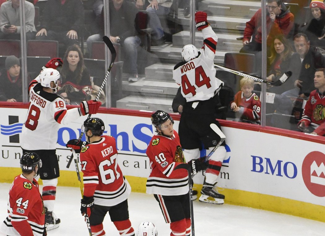 Miles Wood zaznamenal na ledě Blackhawks svůj první hattrick v NHL