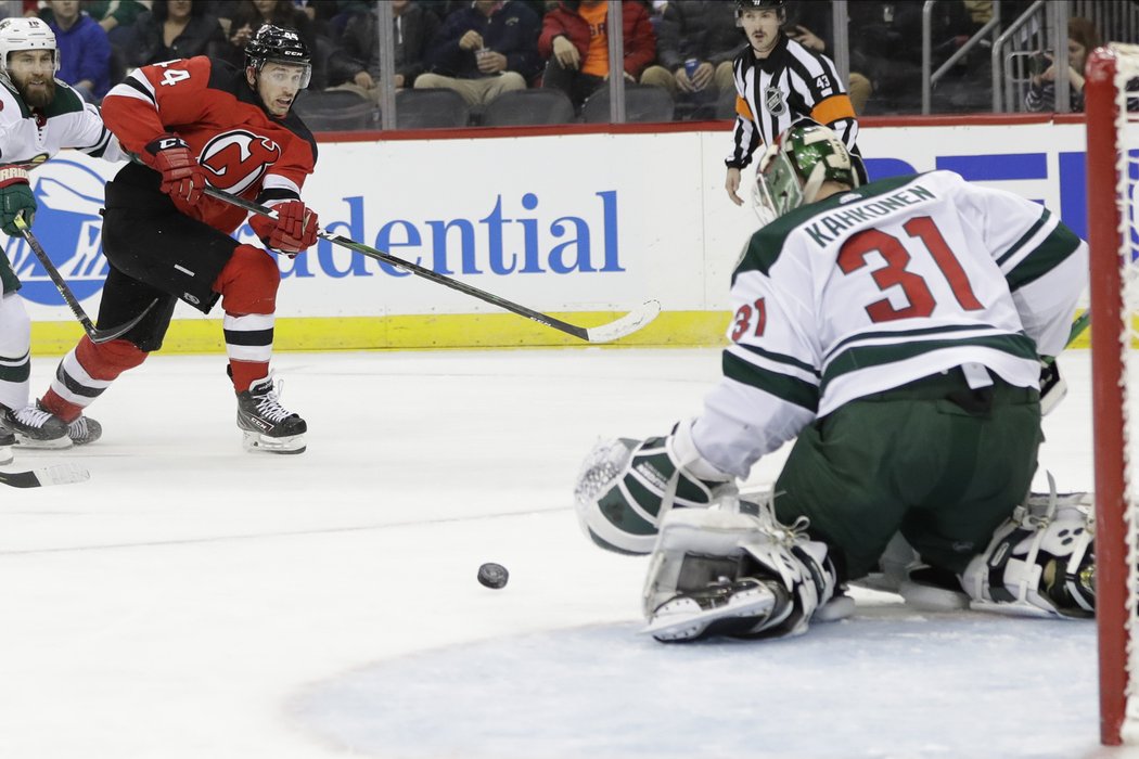 Kaapo Kähkönen při své premiéře v NHL chytil 32 střel New Jersey