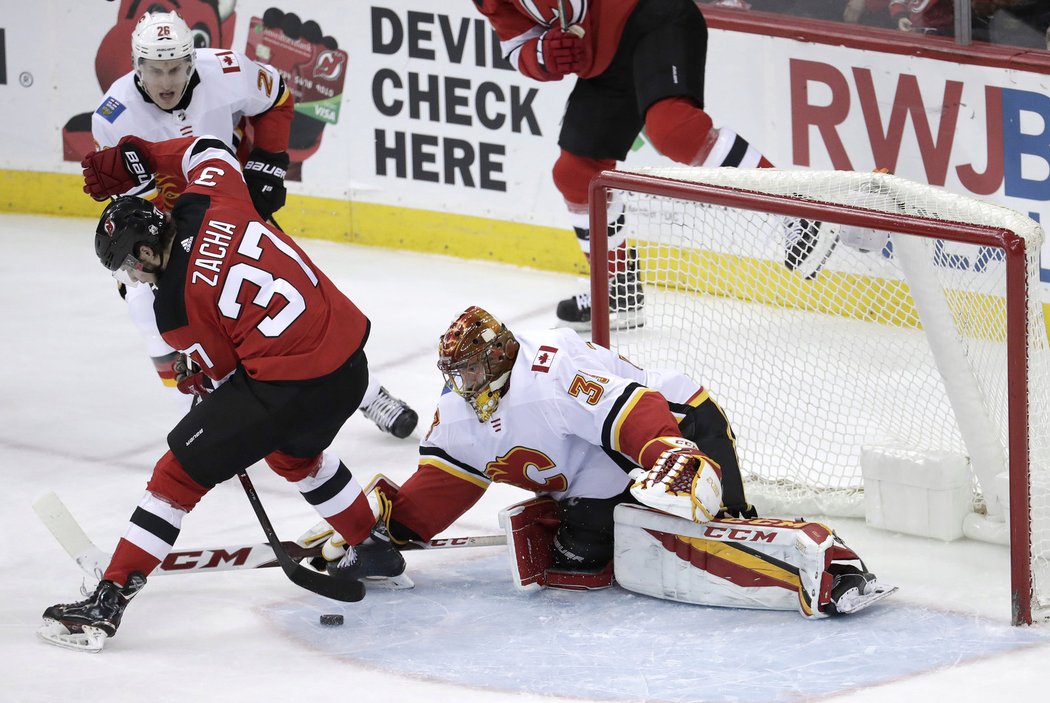 Takhle parádně Pavel Zacha poslal puk do sítě Calgary