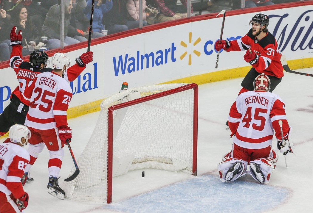 Pavel Zacha (vpravo) slaví první gól v aktuální sezoně NHL