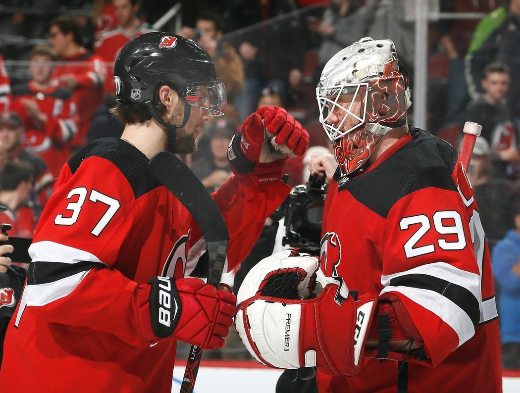 Hlavní hvězdou utkání se stal brankář MacKenzie Blackwood, který odchytal teprve pátý zápas v NHL, kryl všech 37 střel hostů a udržel poprvé čisté konto.