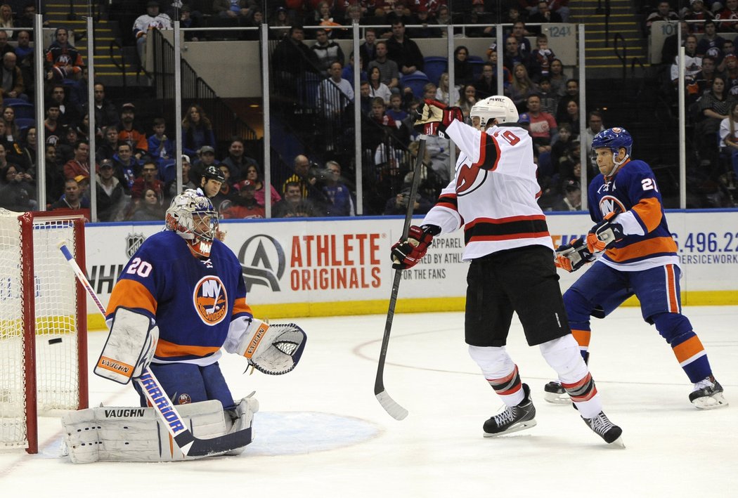 Travis Zajac rozhodl bitvu s Islanders kuriózním gólem hlavou