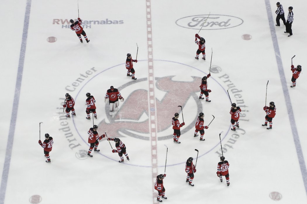 Hráči New Jersey Devils se loučí s fanoušky po posledním domácím utkání sezony