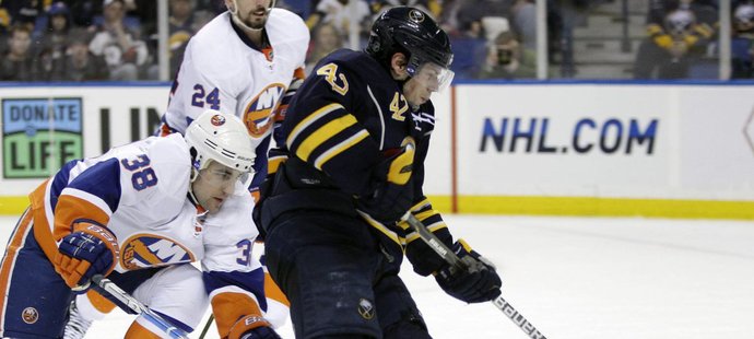 Nathan Gerbe (vpravo) skóruje i přes snahu Jacka Hillena do sítě New Yorku Islanders