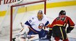 Brankář New York Islanders Jaroslav Halák betonem vykopl střelu Jiřího Hudlera z Calgary