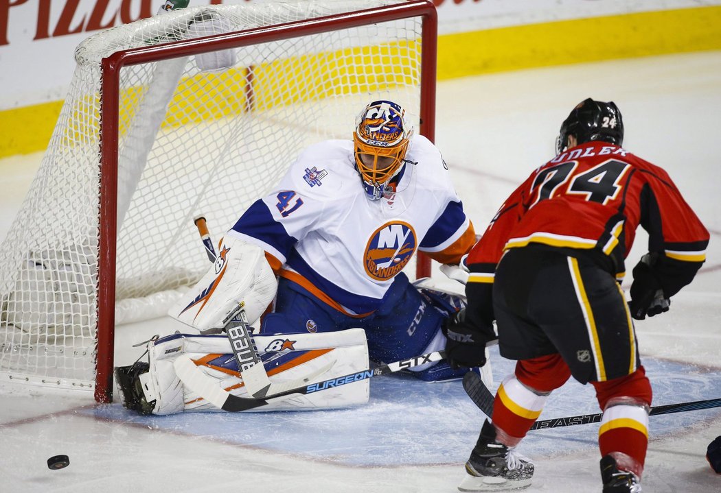 Brankář New York Islanders Jaroslav Halák betonem vykopl střelu Jiřího Hudlera z Calgary