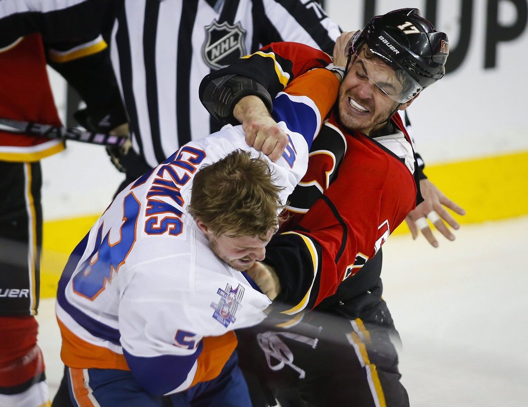Bitka mezi Casey Cizikasem (vlevo) z Islanders a Lancem Boumou z Calgary