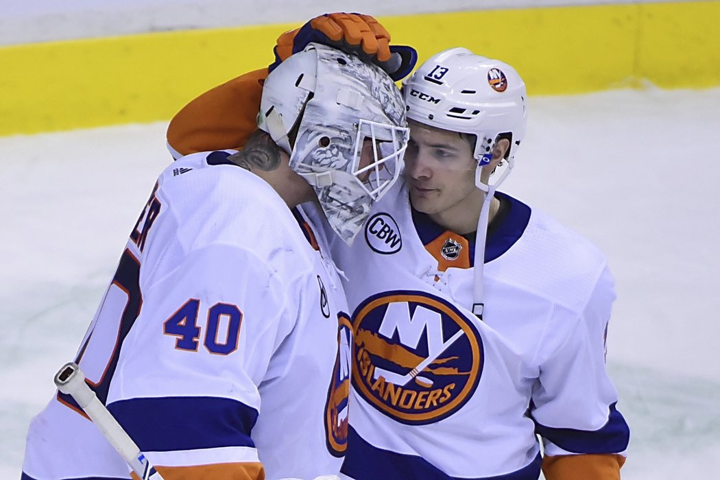 Mathew Barzal slaví s brankářem Robinem Lehnerem výhru Islanders nad Vancouverem