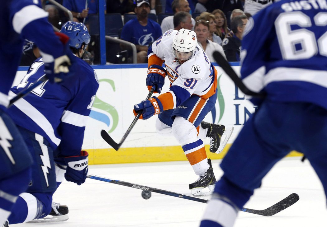 John Tavares se pokouší překonat brankáře Tampy Bay