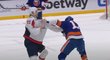 Slovenský obr Zdeno Chára v bitce s Mattem Martinem z New York Islanders