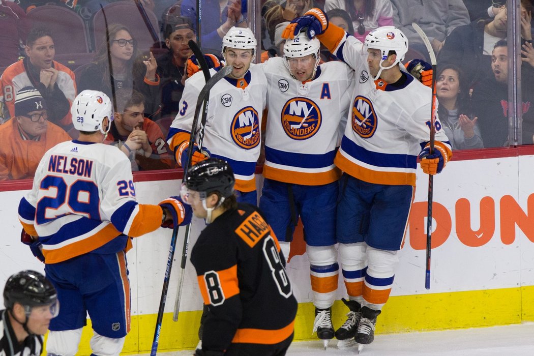 Josh Bailey (12) oslavuje se svými spoluhráči z New Yorku Islanders gól do sítě Philadelphie