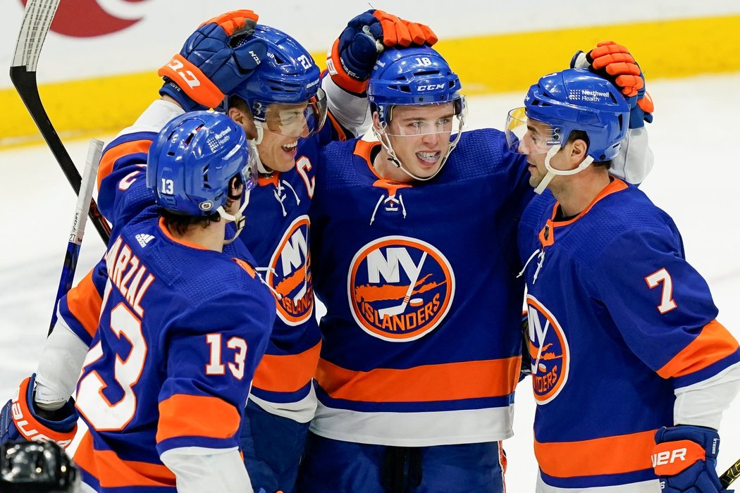 Hokejisté New York Islanders se radují z gólu