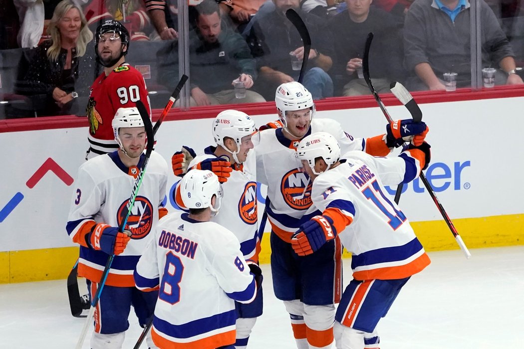 Islanders oslavují gól proti Chicagu