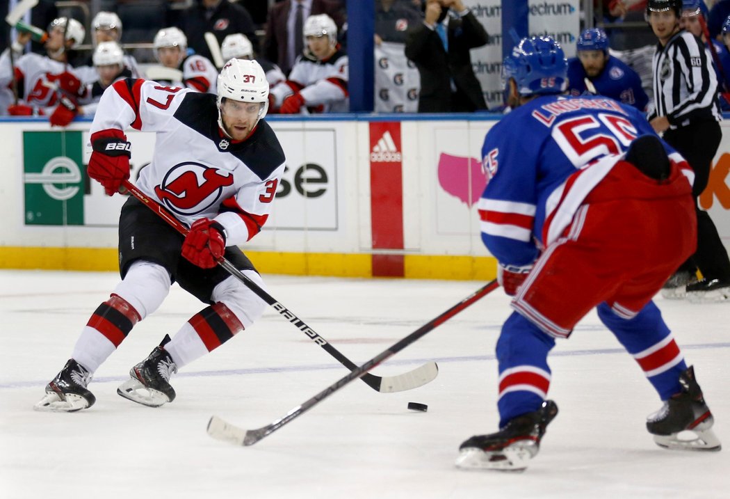 Český útočník New Jersey Devils Pavel Zacha v utkání proti New York Rangers