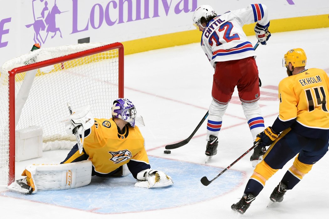 Filip Chytil překonává finského brankáře Juuse Sarose v utkání Rangers s Nashvillem