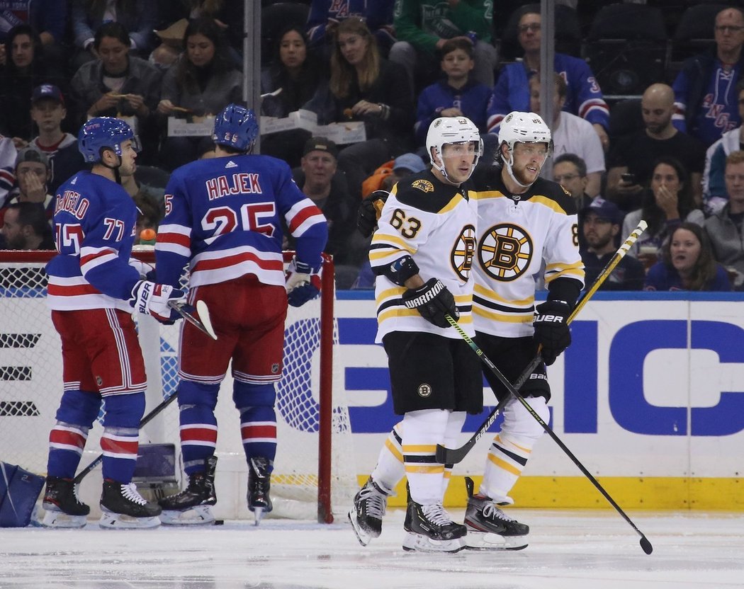 První útok Bostonu se postaral téměř o všechny branky utkání proti Rangers (7:4), David Pastrňák posbíral hned pět asistencí