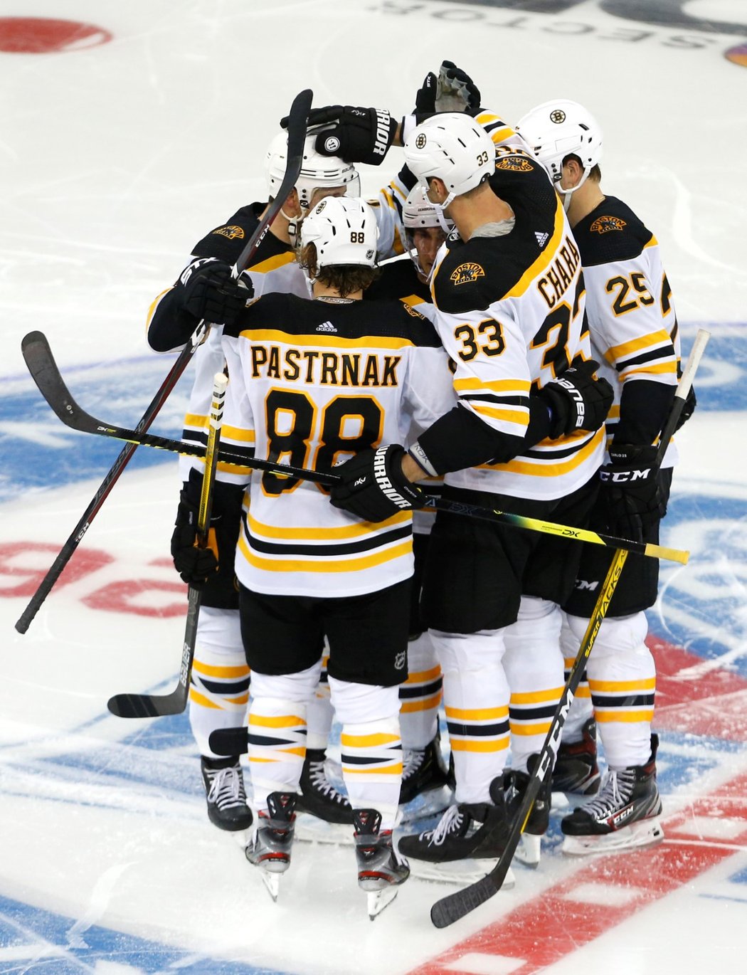 První útočná formace Bostonu si doslova podmanila utkání na ledě New York Rangers, Bruins vyhráli 7:4